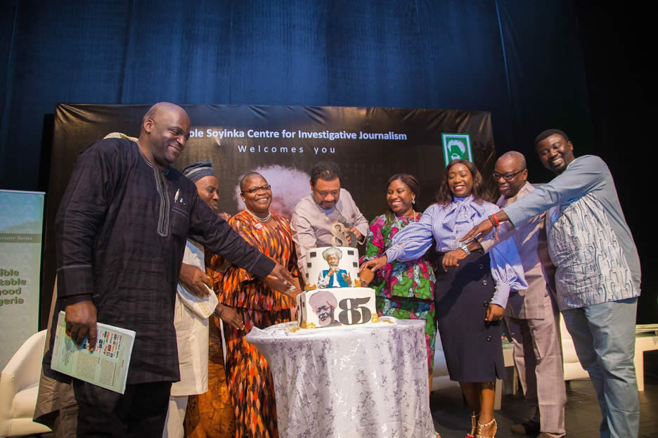 WSoyinkaCentre's tweet image. Between 2018 &amp;amp; 2019, we examined how media covered conflict.
The 10th #WSCLecture explored media narratives around crises like Boko Haram &amp;amp; militancy. At the 2019 lecture, the late @RotimiSankore urged journalists to focus on fact-based &amp;amp; data-driven reporting to find solutions.