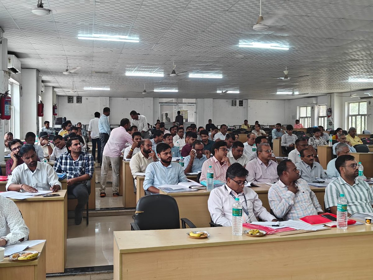 बांसवाड़ा जिले में आयोजित दिशा समिति की बैठक में विभिन्न विभागों की योजनाओं को प्रभावी ढंग से जमीन पर लागू करने के लिए अधिकारियों को जरूरी दिशा-निर्देश जारी किए।