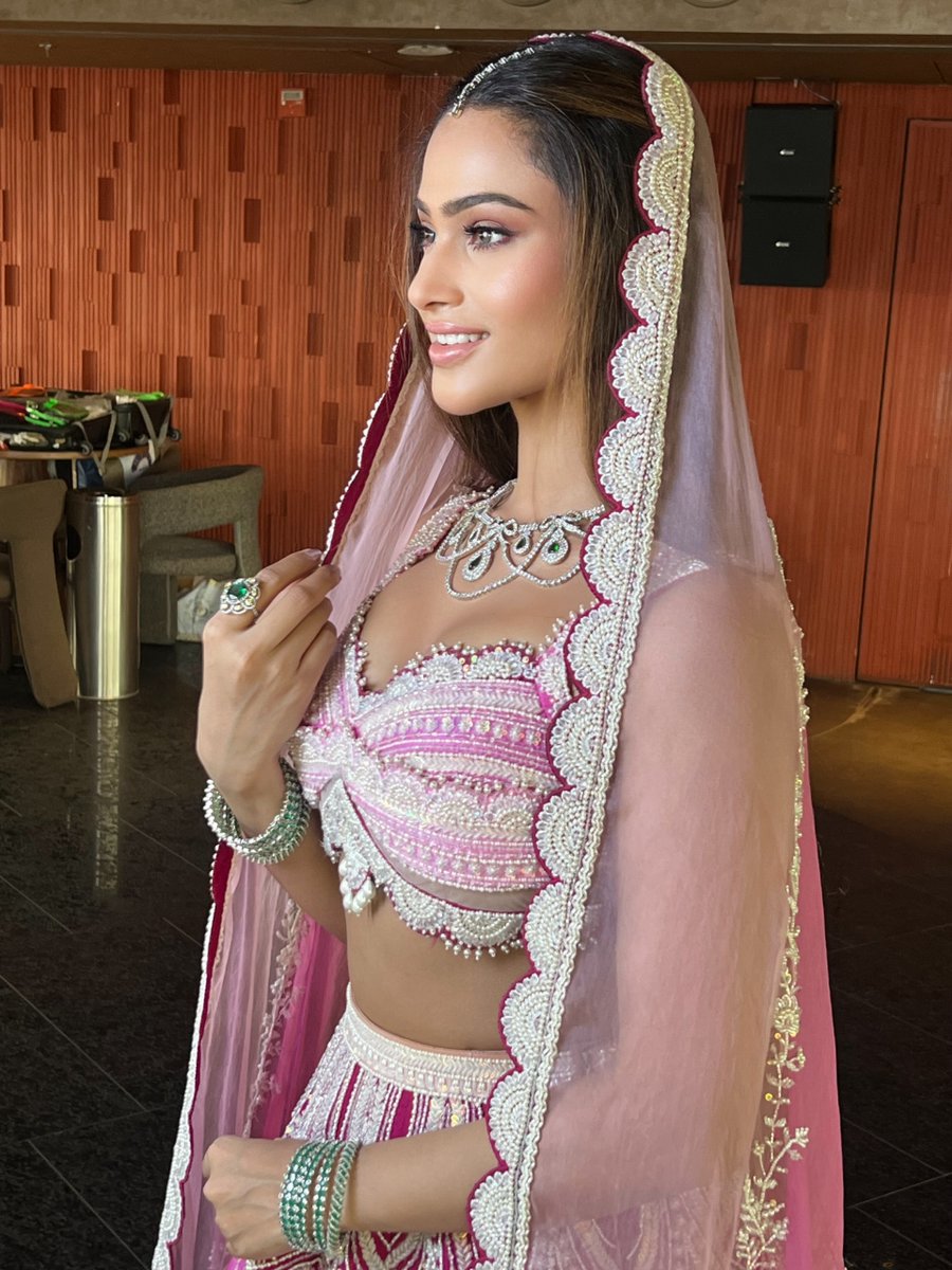 A vision dipped in blush pink and radiance — this bridal glam is all about luminous skin, pearl-detailed eyes, and soft glossy lips 💖✨. The look is elevated with subtle drama, sculpted brows, and that signature dewy glow that speaks love in every frame 💫💍.