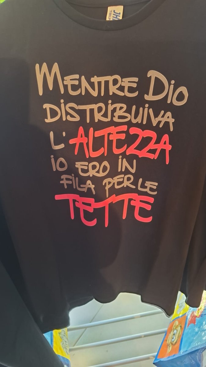 Mi arriva questa foto da mia sorella che è in vacanza con scritto:-appena l'abbiamo vista,abbiamo subito pensato a te🤣🤣🤣non riesco a smettere di ridere 🤣🤣🤣.Che carogna non lo sa che nella botte piccola ci sta il vino buono? Dovrei strozzarla ma...
La adoroooo❤️🥰
#legami