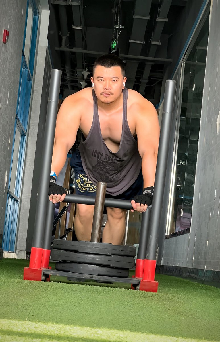 现在只能在健身房当牛马了[抠鼻]