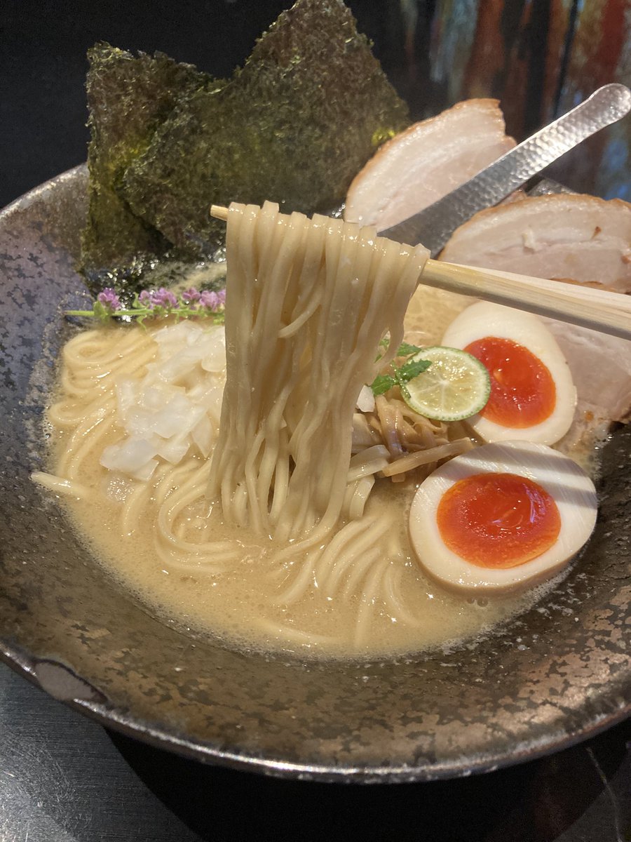 dera_e_mon's tweet photo. 難波のNEXTシカクさんで牡蠣白湯koeruの特製をいただく。
牡蠣の濃厚なスープを紫蘇と木の芽でたまにサッパリできてすごくおいしい。
つけ麺も食べたい。
ごちそうさまでした。 https://t.co/1yNObgenC2