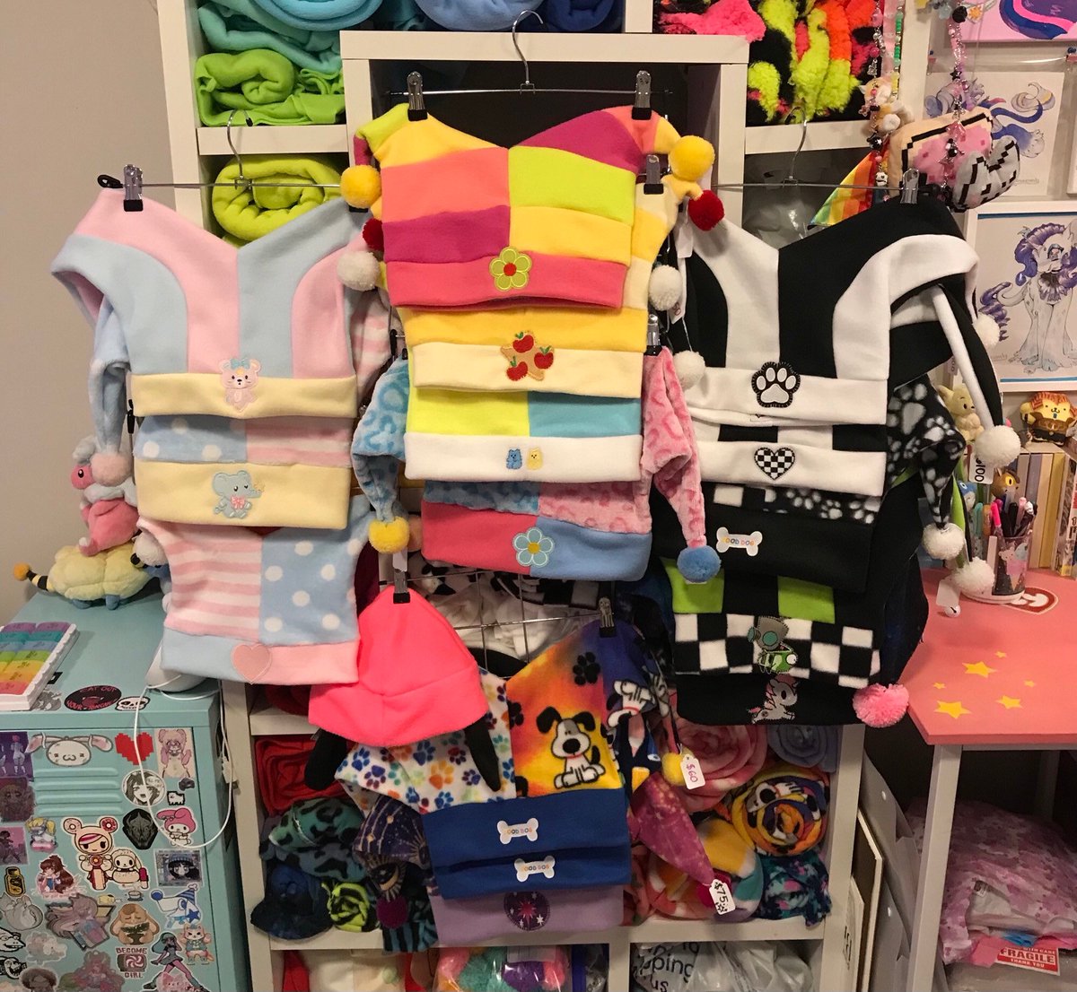 pekopekoKUMA's tweet image. if my shop has seemed a little bare bones for a bit, thats just because I’ve been needing to model all my newest hats and get them listed!⭐️
here’s a sneak peek at all the options waiting to be listed :3