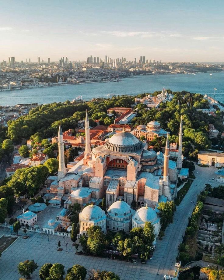 Ruhumun senden, İlâhî, şudur ancak emeli:
Değmesin ma’bedimin göğsüne nâ-mahrem eli!
Bu ezanlar-ki şehâdetleri dînin temeli-
Ebedî yurdumun üstünde benim inlemeli!