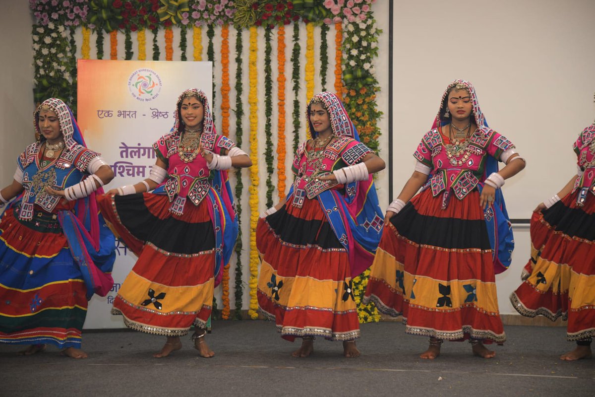 गुजरात राजभवन में पश्चिम बंगाल व तेलंगाना स्थापना दिवस ‘एक भारत-श्रेष्ठ भारत’ संकल्प के साथ मनाया गया। 
विविधता में एकता ही हमारी शक्ति है। वसुधैव कुटुम्बकम् का संदेश जीवन में उतारें।