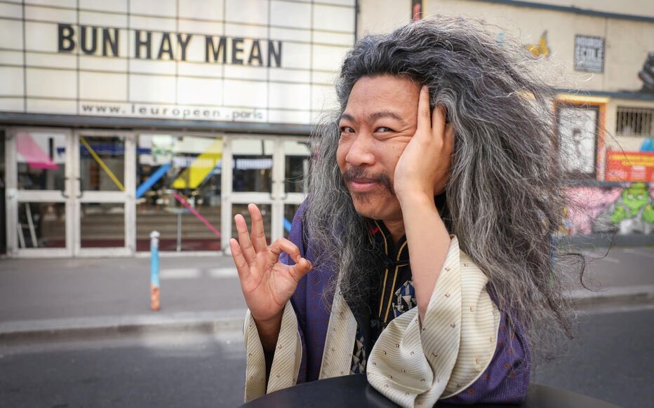 BBourven's tweet photo. Extrêmement triste et choqué de la disparition de l'humoriste Bun Hay Mean, alias « Chinois marrant », décédé ce jeudi matin à Paris, à l’âge de 43 ans, après une chute du 8e étage dans le XVIIe arrondissement. 
#bunhaymean #chinoismarrant https://t.co/nvc651l2FH