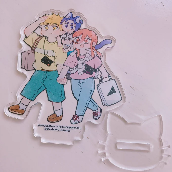 ご一家おでかけアクスタ、現物届きました。 出来が良いです。台座はネッコチャンです。