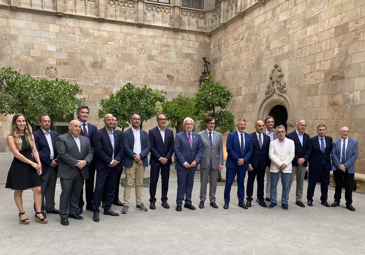 Hem assistit, al Palau de la Generalitat, a la recepció institucional que ha donat inici a la Cimera Empresarial interterritorial.
Molt contents de sumar esforços per seguir treballant per un turisme més sostenible, digitalitzat i desestacionalitzat.