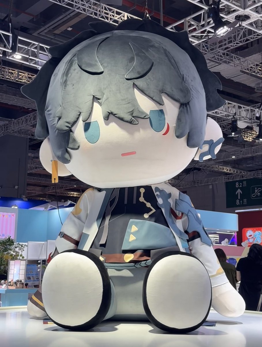 danhengposting's tweet photo. WHY THE FUCK IS THERE A HUGE DAN HENG PLUSHIE https://t.co/bQ009b2Jlh