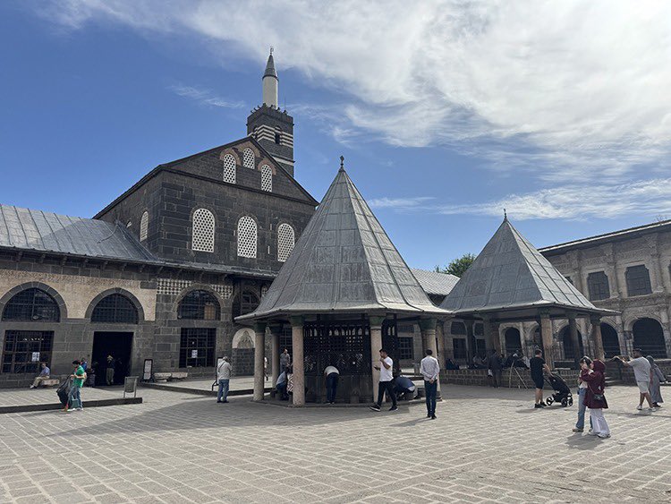 Diyarbakır verzaubert mit seiner Geschichte, die sich vom Königsweg bis nach Zerzevan erstreckt. Die historische Route entlang des Königswegs, die bis zur Burg Zerzevan führt, hat Diyarbakır zu einem Anziehungspunkt für einheimische und ausländische Touristen gemacht. Die etwa