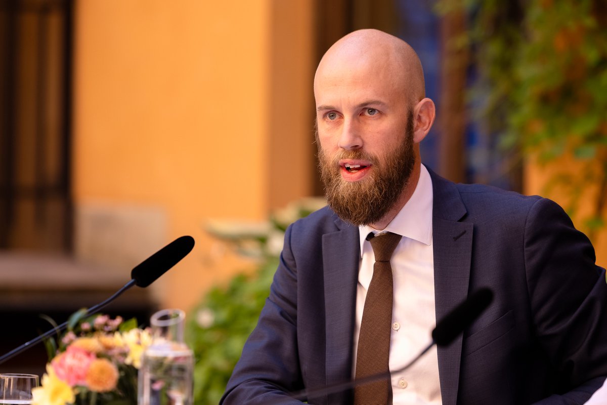 Försvarsdepartementet (@forsvarsdepsv) on Twitter photo Regeringen ger <a href="/MSBse/">MSB - Myndigheten för samhällsskydd och beredskap</a> i uppdrag att etablera ett center för rehabilitering av skadade soldater i Ukraina.
Nyheten presenterades av minister för civilt försvar <a href="/CarlOskar/">Carl-Oskar Bohlin</a> på regeringens sommarfika för media i dag: regeringen.se/pressmeddeland…
#StandWithUkraine Regeringen ger <a href="/MSBse/">MSB - Myndigheten för samhällsskydd och beredskap</a> i uppdrag att etablera ett center för rehabilitering av skadade soldater i Ukraina.
Nyheten presenterades av minister för civilt försvar <a href="/CarlOskar/">Carl-Oskar Bohlin</a> på regeringens sommarfika för media i dag: regeringen.se/pressmeddeland…
#StandWithUkraine