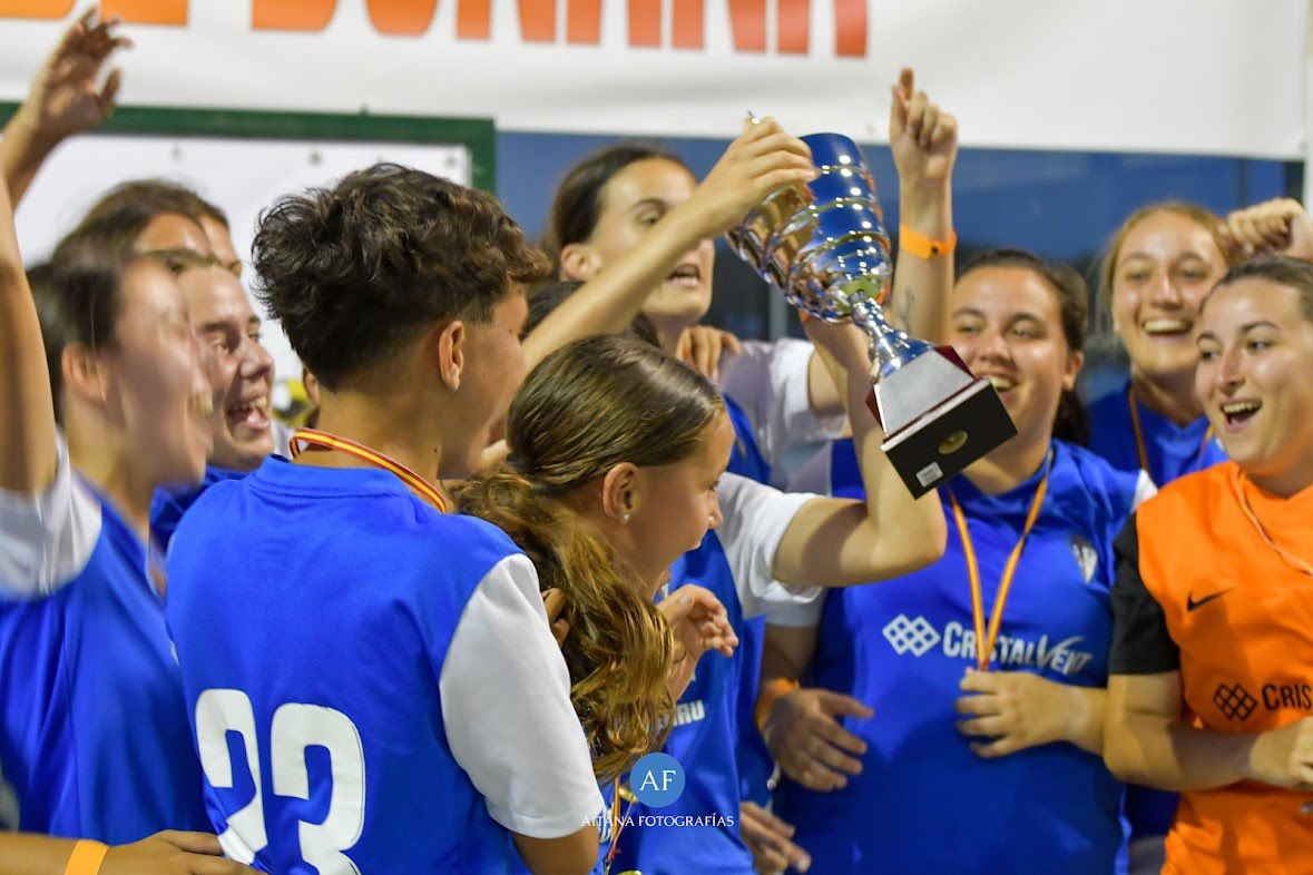 CanteraFemSFCD's tweet photo. 🥹💙¿Podríamos volver a Matalascañas, verdad?

Un tercer puesto del Sub 19 y una buena actuación de la Sub 16 culminaron una fantástica semana de convivencia y diversión 🙌🏻 https://t.co/3Gu1hZ3HOd
