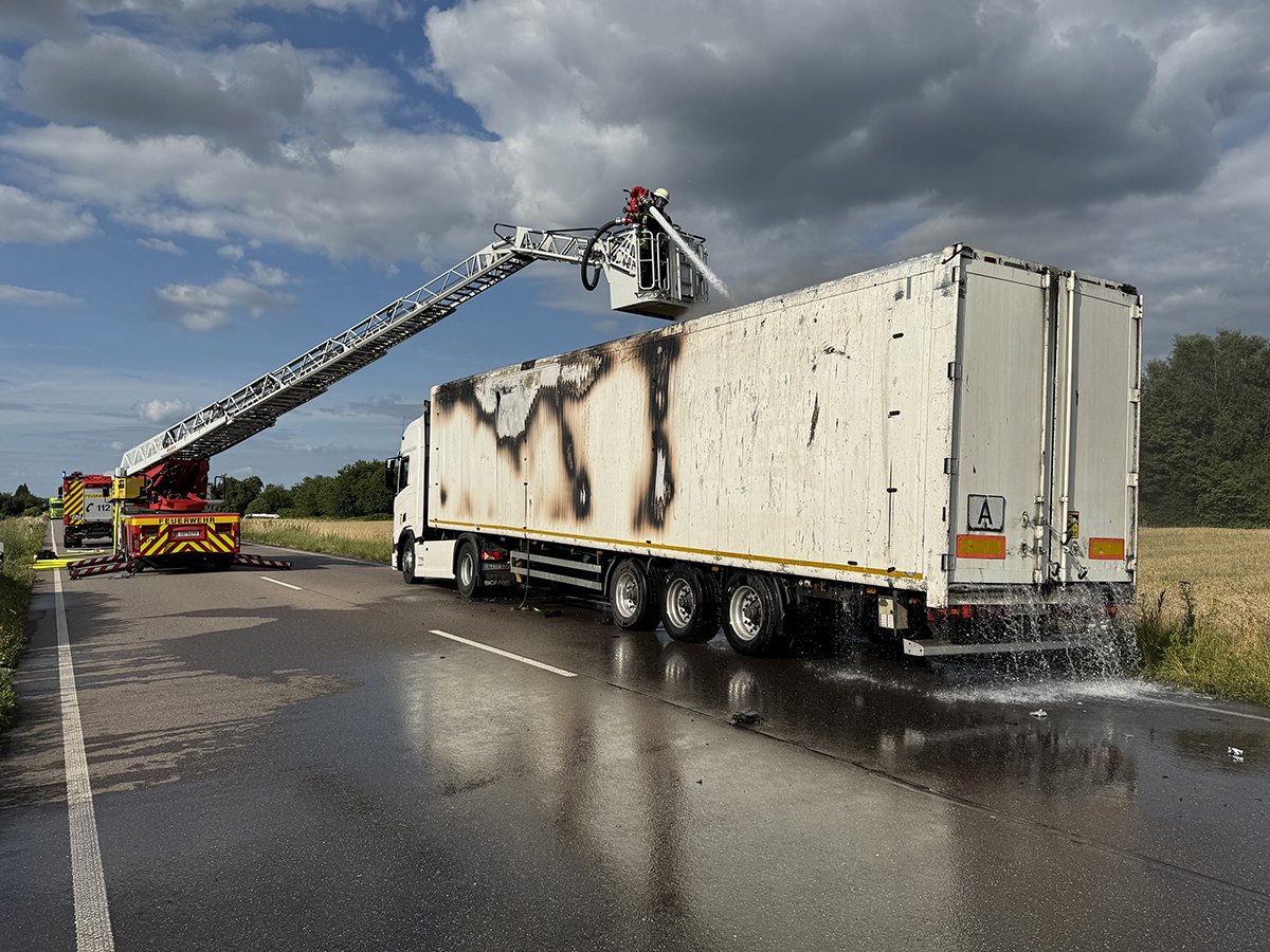 Vrachtwagenlading vat vlam, chauffeur naar ziekenhuis