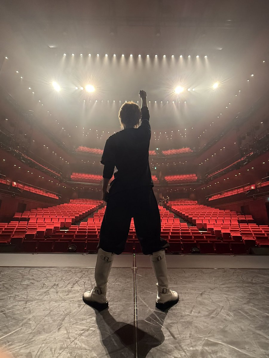kizu_tsubasa's tweet photo. 舞台「東京リベンジャーズーThe LAST LEAPー」

全公演全日程無事終幕。

そしてシリーズ完結となりました。

これまで沢山の愛を情熱と共に我々リベステカンパニーに注いでくれた事、景色を共に見れた事を幸せに思います。

きっと、彼みたいに過去に戻ってやり直す事は出来ません、ただ今を生きている俺達はこれからの未来を自分の手で、そして手を共に取り合って変えていけると信じています。

諦めない事、進む事、ダサくてもいい、みっともなくていい、ちゃんと見ててくれる人は居る、そんな小さな背中に大きな魂を見た、教えてくれた彼。

次は今の時代にいる俺たちが誰かを助ける番です。

花垣武道、ヒーローは居た、彼等が残した想いが財産で、これからの己らを焚き付ける人生の大切なシーンになりました。

時代を創る、マイキーくんを筆頭に突っ走った東京卍會、夢を沢山魅せてくれた。

彼等が命懸けで残した言葉と生き様に敬意を持って

ありがとう俺の青春

ありがとう俺達のヒーロー！

これから幾度となく人生の中でみんなの事を思い出すと思う。

写真沢山上げていくよ。

また語らせて下さい、俺らのリベンジはまだまだここから。

おめでとう、そして

ありがとう。

俺達の泣き虫のヒーロー！

花垣武道/木津つばさ

#リベステ