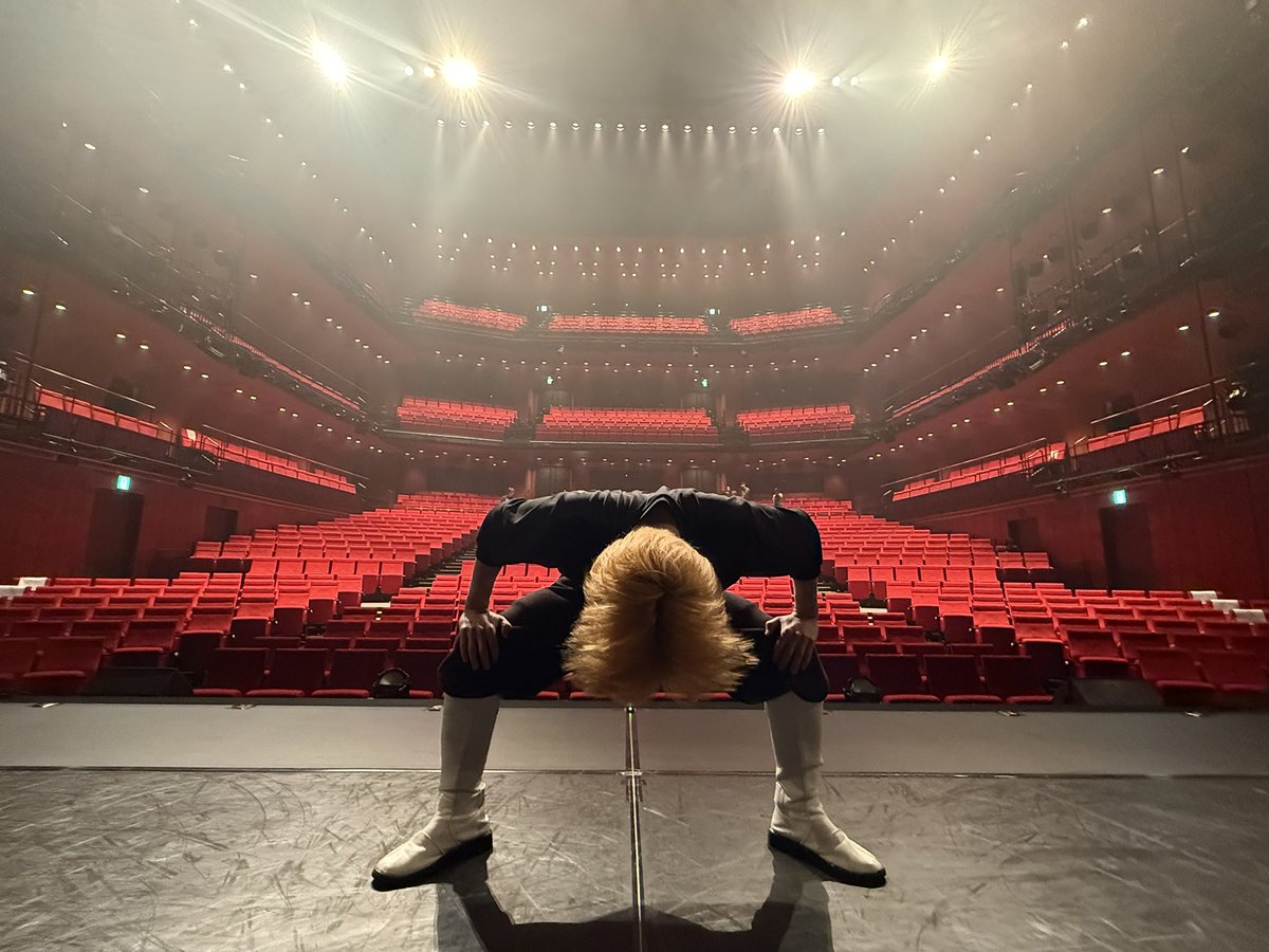 kizu_tsubasa's tweet photo. 舞台「東京リベンジャーズーThe LAST LEAPー」

全公演全日程無事終幕。

そしてシリーズ完結となりました。

これまで沢山の愛を情熱と共に我々リベステカンパニーに注いでくれた事、景色を共に見れた事を幸せに思います。

きっと、彼みたいに過去に戻ってやり直す事は出来ません、ただ今を生きている俺達はこれからの未来を自分の手で、そして手を共に取り合って変えていけると信じています。

諦めない事、進む事、ダサくてもいい、みっともなくていい、ちゃんと見ててくれる人は居る、そんな小さな背中に大きな魂を見た、教えてくれた彼。

次は今の時代にいる俺たちが誰かを助ける番です。

花垣武道、ヒーローは居た、彼等が残した想いが財産で、これからの己らを焚き付ける人生の大切なシーンになりました。

時代を創る、マイキーくんを筆頭に突っ走った東京卍會、夢を沢山魅せてくれた。

彼等が命懸けで残した言葉と生き様に敬意を持って

ありがとう俺の青春

ありがとう俺達のヒーロー！

これから幾度となく人生の中でみんなの事を思い出すと思う。

写真沢山上げていくよ。

また語らせて下さい、俺らのリベンジはまだまだここから。

おめでとう、そして

ありがとう。

俺達の泣き虫のヒーロー！

花垣武道/木津つばさ

#リベステ