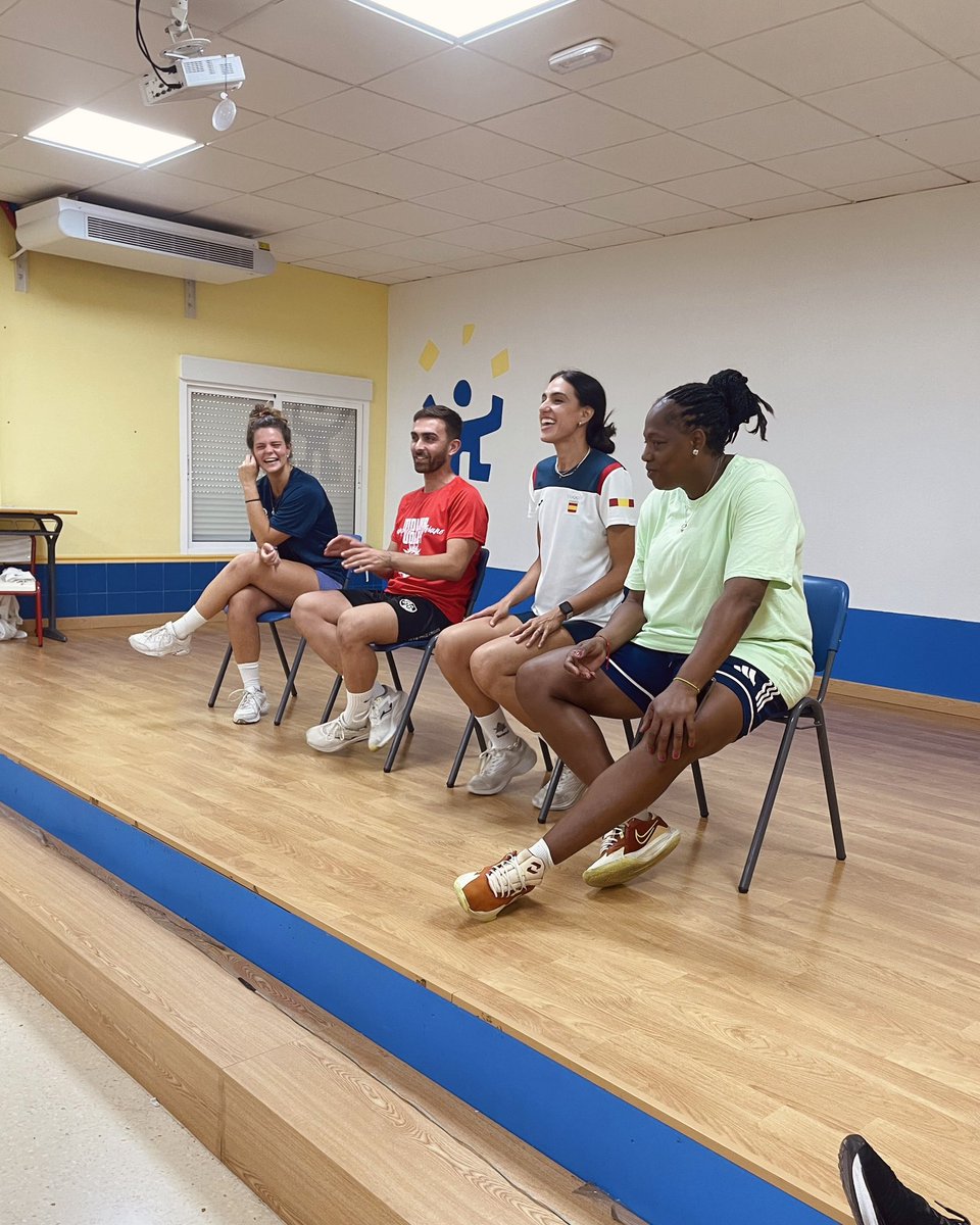 ClubMolinaVoley's tweet photo. ¡Gracias, @carlotaGConrado, por visitar nuestro campus de verano! Ha sido un privilegio tenerte con nosotros. Gracias por tu tiempo, tus palabras y tu energía. Eres todo un ejemplo para todos los que formamos Molina Voley. https://t.co/mVO86PFiZ6