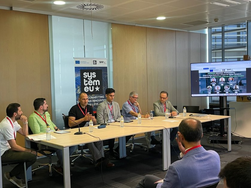 Empieza la mesa redonda sobre digitalización en energía y transición climática. Modera Emilio Corchado (SYSTEMEU) y participan Juan Cardenas (Enagás Emprende), Luis Maeso (CDTI-EPE), Francisco Javier Escribano (Fundación Tecnovitae), Luis Aldea (CIDAUT)