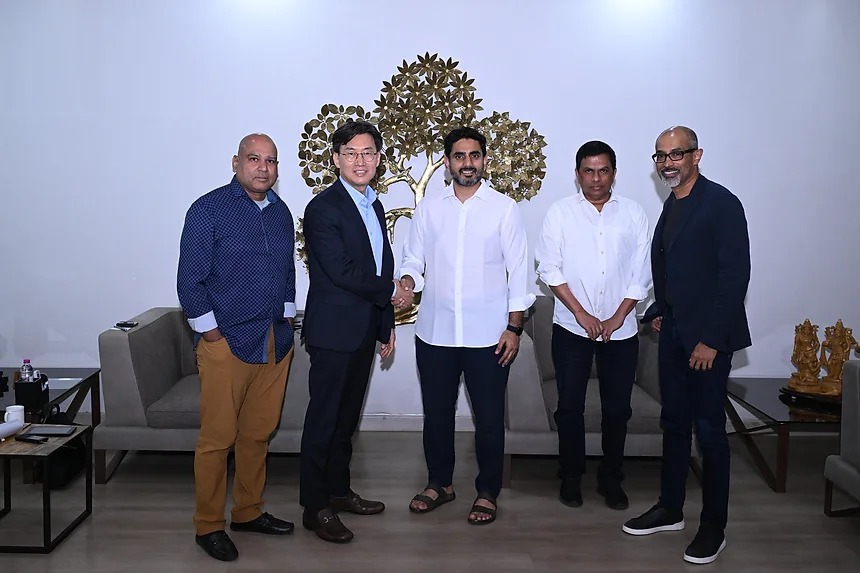 arunsandilya's tweet photo. #KhushTech #CEO #EricShin meets #AndhraPradesh Minister #NaraLokesh
Lokesh invited the company to set up a manufacturing unit for D2M-enabled feature phones and tablets in AP, particularly to benefit remote and underserved regions. https://t.co/ZlCOmC8gRj