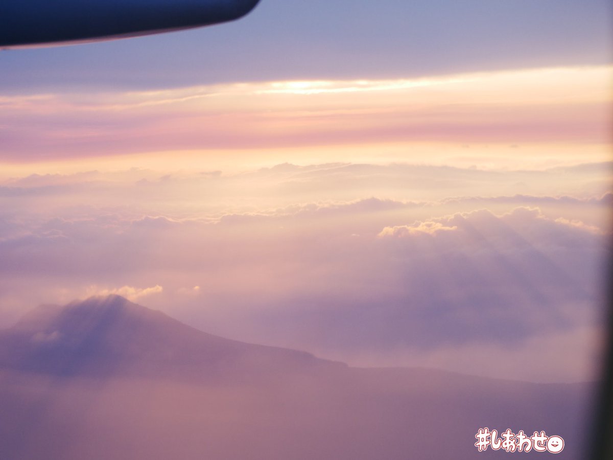 bearzou0's tweet photo. 札幌からの帰りの飛行機✈️

夕焼けがこんなに綺麗なのも神様からの贈り物だなと嬉しくなった✨ https://t.co/ovRCup6eGO
