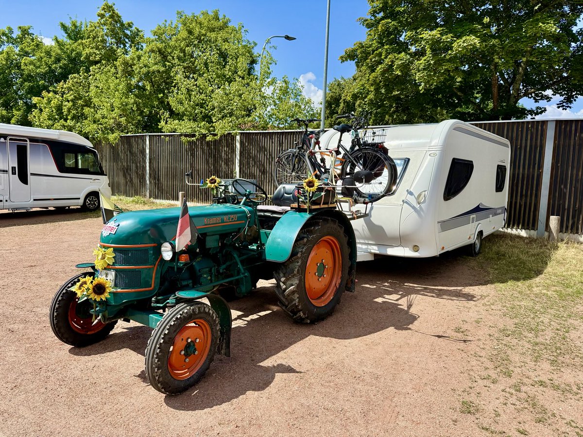 И два тракториста, 
Напившихся пива,
Ушли отдыхать за бугор. 

Чуваки объездили всю Германию и бОльшую часть Италии.