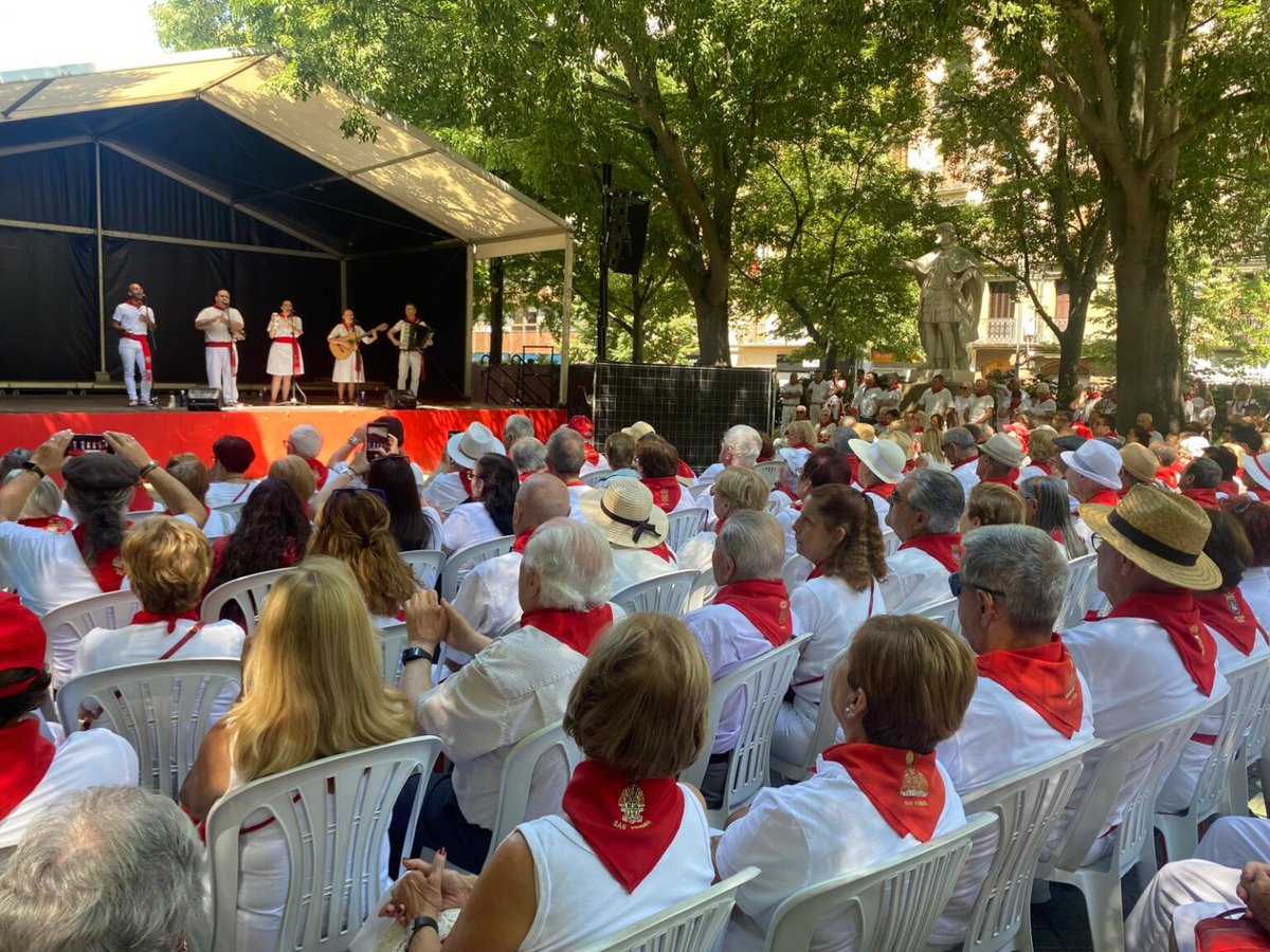OIP_Navarra's tweet photo. 🎶👞 El Paseo Sarasate se llenó de tradición y emoción con el sonido de la jota en plenos #Sanfermines2025.
Una cita con nuestras raíces que hizo vibrar a Pamplona.
https://t.co/bBVCX7IT55 https://t.co/lxVO8mWJyN