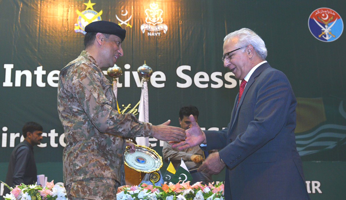 UAJK_Official's tweet photo. @OfficialDGISPR Lt. Gen. Ahmed Shareef Chaudhry, and Vice-Chancellor @UAJK_Official, @nasirjkhattak exchanged souvenirs following a meaningful & inspiring interactive session between the #DGISPR and #UAJK students at #KAC.
#UAJK #ISPR #AJK #StudentEngagement #TalkWithStudents https://t.co/pWqezr4jgo