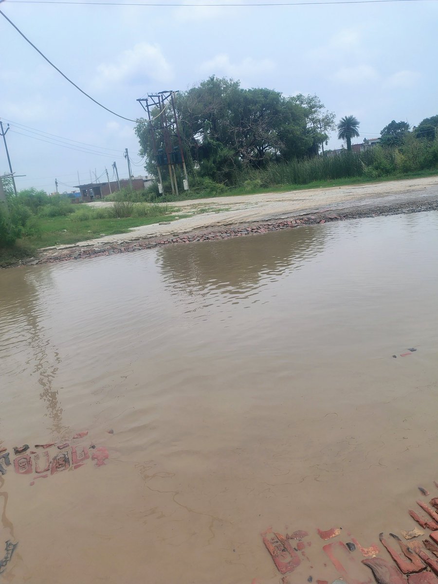 ManWhoDesign's tweet photo. प्रति माननीय @myogiadityanath जी,
@CMOfficeUP
विधानसभा सरधना (मेरठ) में सड़कें पूरी तरह जर्जर हैं और कहीं भी स्ट्रीट लाइट नहीं है।
– रोज़ दुर्घटनाएं
– बच्चों को स्कूल आने-जाने में दिक्कत
– रात में महिलाएं असुरक्षित
कृपया तुरंत कार्यवाही करें 🙏
#UPCM #मेरठ https://t.co/BPhdAQFydR