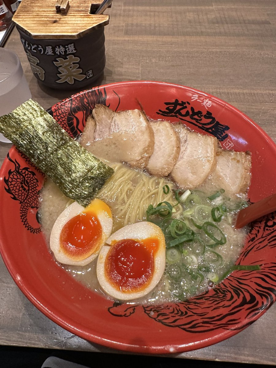 matya5544's tweet image. こんばんわ。某スーパー店員です。
仕事終了からのラーメン。
ちなみに1日半食事をしなかったので麺硬めで少しゆっくりしながら食べました。。