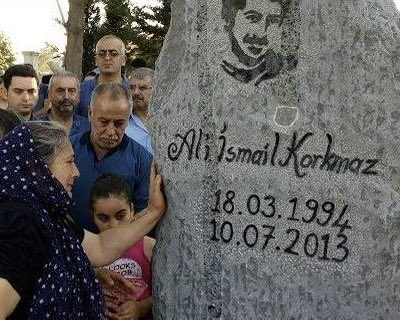 “Vurmayın öldüm” diyen sesi hiç gitmedi kulaklarımdan  ve anacığının son bakışı silinmedi hafızamdan 😔

Ben birey olarak “huzur içinde uyu çocuk” derken utanıyorum.

Rahmetle………..🙏😔

#Aliismailkorkmaz
