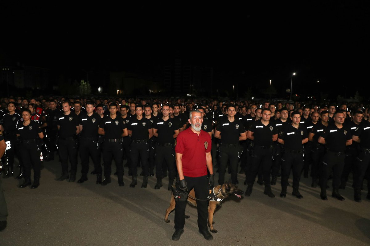 NARKOKAPAN-BURSA Operasyonu’nu Başarıyla Gerçekleştirdik! 🇹🇷

Operasyonu titizlikle yürüten Narkotik Suçlarla Mücadele Başkanlığımızı, Bursa İl Emniyet Müdürlüğümüzü ve tüm mesai arkadaşlarımı gönülden tebrik ediyorum.

Aziz milletimizin huzuru ve güvenliği için durmadan,