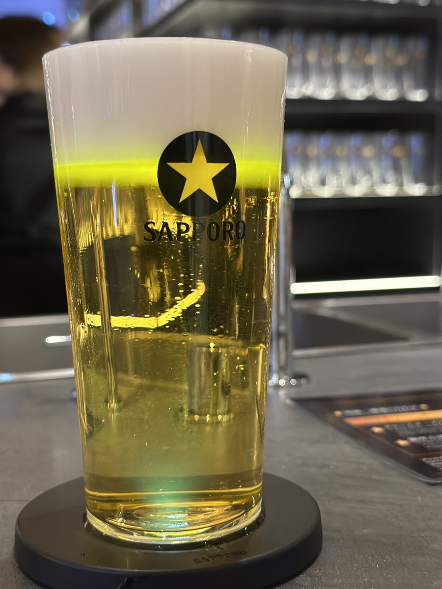 ruiteki_sakaba's tweet photo. 浅草から銀座に移動しサッポロ生ビール黒ラベルthe barでパーフェクトを一杯！リニューアルされて今までマイグラス保管庫だったところがCLUBZONEに模様替えされグッズの販売も。乾杯🍻^_^ #銀座 #サッポロ生ビール #黒ラベル #THEBAR #パーフェクト #リニューアル #CLUBZONE https://t.co/yjDiNFnNAN