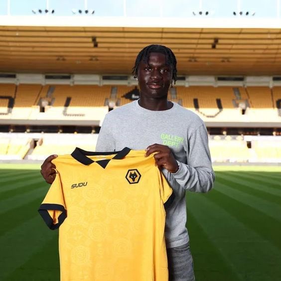 🟠🐺 Mateus Mane has signed today his first professional contract at Wolves until June 2027.

Despite proposals from Germany, Mane decides to stay.