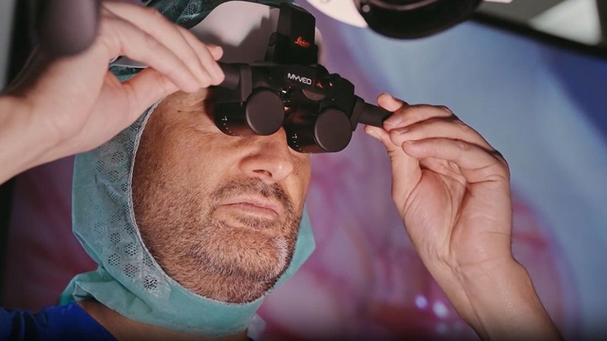 LeicaMicro's tweet image. Watch this presentation to hear Prof. Raphael Guzman share his experience using #GLOW800 3D fluorescence and the #MyVeo headset during #neurovascular surgery at the University Hospital in Basel, Switzerland. Watch on-demand now: fcld.ly/thj04ea