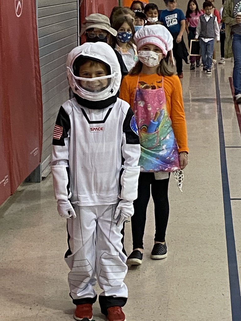 🚨 #ThrowbackThursday to 2021! 🚨
Our students dressed up as their future careers and paraded through the halls. From doctors to artists, they showed us their dreams! 👩‍⚕️👨‍🎨💼