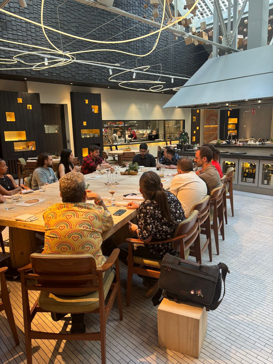 Ayer <a href="/LordGrimdark/">Joe Abercrombie</a> inició su gira por España reuniéndose con algunos colaboradores de <a href="/LeeRunas/">Lee Runas</a> para hablar de #LosDiablos 🐺🦇👑🛞🧙🏽‍♂️🏴‍☠️☀️🛡️