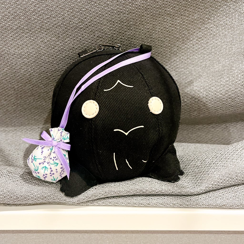 うちのいきもの、お留守番してもらってたから北海道のお土産買ってきた🌿
ぬいぐるみ用のサシェ！
ちょっと機嫌なおってた(気がする)
