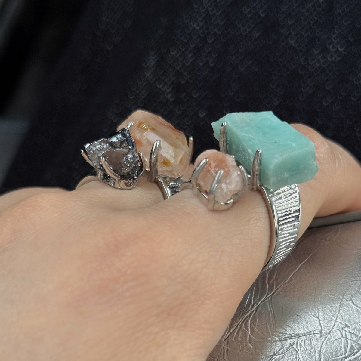 【Natural Stone Ring 】

¥6999

-蜜柑ゼリー-
thebase.com/to/item?item_i…

-日月光-
thebase.com/to/item?item_i…

#airoselect #AIRO #ring #指輪 #天然石 #アクセサリー好きさんと繋がりたい #手作り #ハンドメイド好きさんと繋がりたい #ハンドメイドアクセサリー #ハンドメイドリング #水晶