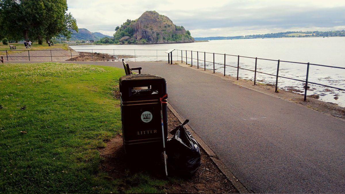 AlistairFergu11's tweet photo. Just one bag on shore at Levengrove park, looking over to Dumbarton Castle. #litterpicking #litter #litterfree #Cleanup #ReportingLitter #keepbritaintidy
#SpringCleanScotland #LeaveNoTrace
#KeepScotlandtidy
#Scotlandisbeautiful #Dontbeatosser
@SustransScot #OneMillionBags https://t.co/RN57PS52xb