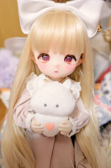 ※ドール写真※ 新しくお迎えした子、あまりにも天使ちゃんです可愛すぎて可愛すぎる… お名前は「りおね」ちゃん。クリオネもなんたらの天使、そしてうちにあったクリオネぬいがお手々にジャストフィット…運命(?) ボディはまだ迷ってるそして2枚ほど背景ひどくてごめんよ… #すぃずっ子