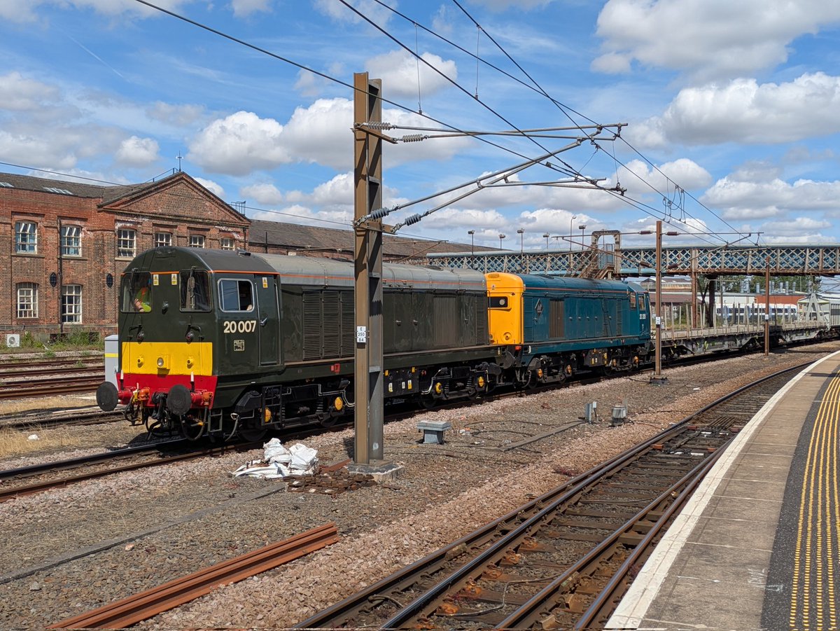 SteelCityDog_'s tweet photo. Shiny new trains being delivered to @My_Metro today.
More interested by the things at the front, but even more interested by the mega traction at the back!
#HighSpeedThursday #TypeTwoThursday #NewTrains https://t.co/wNjy8TmGRu