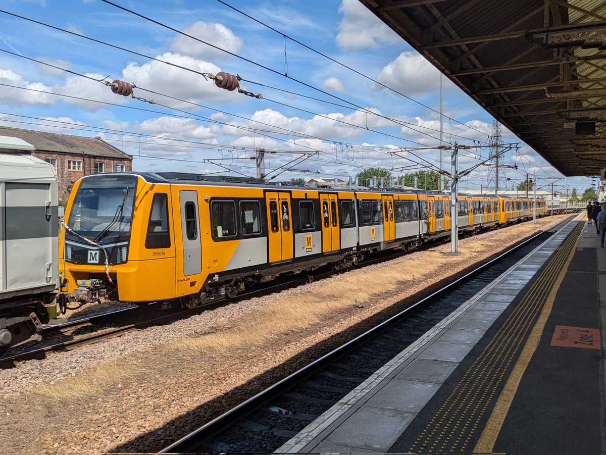 SteelCityDog_'s tweet photo. Shiny new trains being delivered to @My_Metro today.
More interested by the things at the front, but even more interested by the mega traction at the back!
#HighSpeedThursday #TypeTwoThursday #NewTrains https://t.co/wNjy8TmGRu