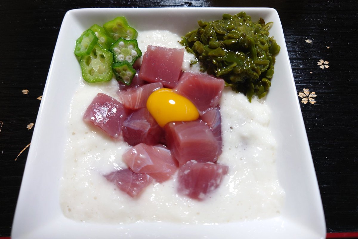 JvtGb3wzEestm19's tweet image. お疲れ様でした🙇
今日も暑かったですね☀😭

晩酌タイムが来てくれました💪

酒の肴は…
山かけです
メカブとシシトウを初めてトッピングしました👍
メチャクチャんめがったょー
疲れが取れます

小鉢は…
焼きイカと我が家で取れたキュウリの『ガッコ』です
えがったよー

んだはー
乾杯🍻✨🥃