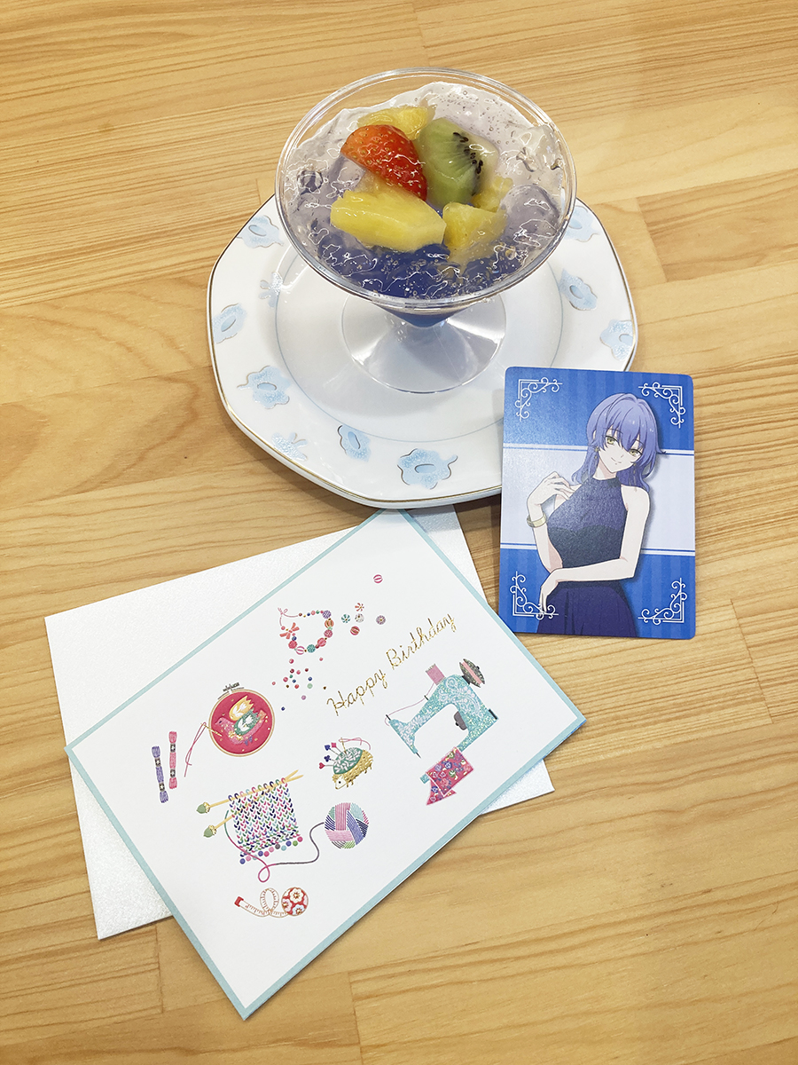 tsukiuta1's tweet image. ☆本日は瑞希誕生日③☆
瑞「去年といい、よくピッタリなものを見つけてきてくれたわね」
結「皆、すごいなあ」
祭&麗「ドヤァ」
あ「去年の私と祭莉ちゃんは偶然でしたけどね?💦」
瑞「でも、ネタ切れしたら無理はしないでね?」
麗「あ、みずきち本人にそう言ってもらえると本当に助かるわ~…」…