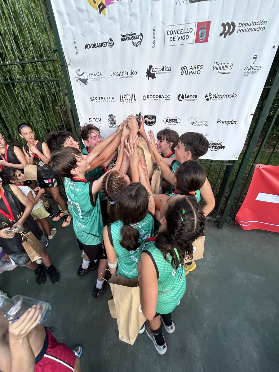 🏆 Campións da categoría Minibasket!

Os rapaces de Saletos Basket fixéronse co título do BNR25 tras dous días de entrega, talento e moita ilusión.

🎁 Premios:
Trofeo 🏆 + Camiseta 👕 + Taza ☕ + Rodilleira 🦵 + Medalla 🥇 + Bono de degustación en #cactusbrunchcafe 🥞

Parabéns!