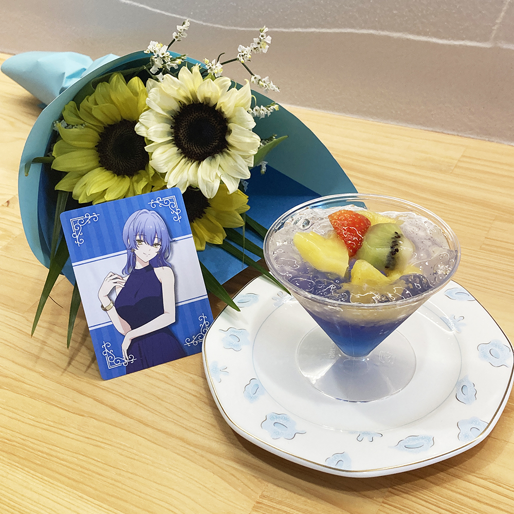 tsukiuta1's tweet image. ☆本日は瑞希誕生日②☆
結「早速ケーキ…というかゼリーもどうぞ!」
瑞「ありがとう。あら、今年も私たちのメンバーカラーが取り入れられているのね!」
あ「わぁ本当ですね。瑞希さんの青色からグラデーションで椿ちゃんの白色、そこに結乃さんのキウイ、祭莉ちゃんの赤、私の黄色が添えられて…」…