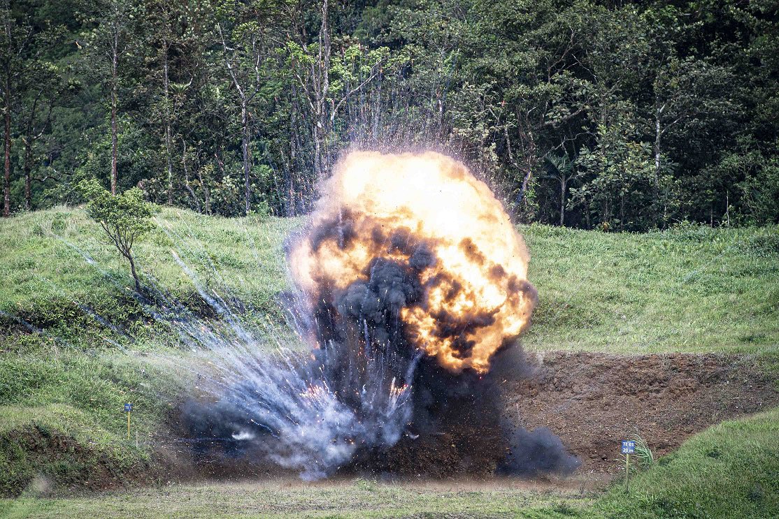 FAA_Officiel's tweet photo. [#NEDEX #securite] Vendredi 13/06, le GRIN FAA a procédé à la destruction de 763 boites de feux d’artifices 🎇 et de 6700 munitions saisies par la Police nationale sur le terrain militaire de Colson (Martinique) 💥 
➡️Une opération qui aura nécessité plus de 80 kg d’explosifs 🤯 https://t.co/Hu9Zky4N54