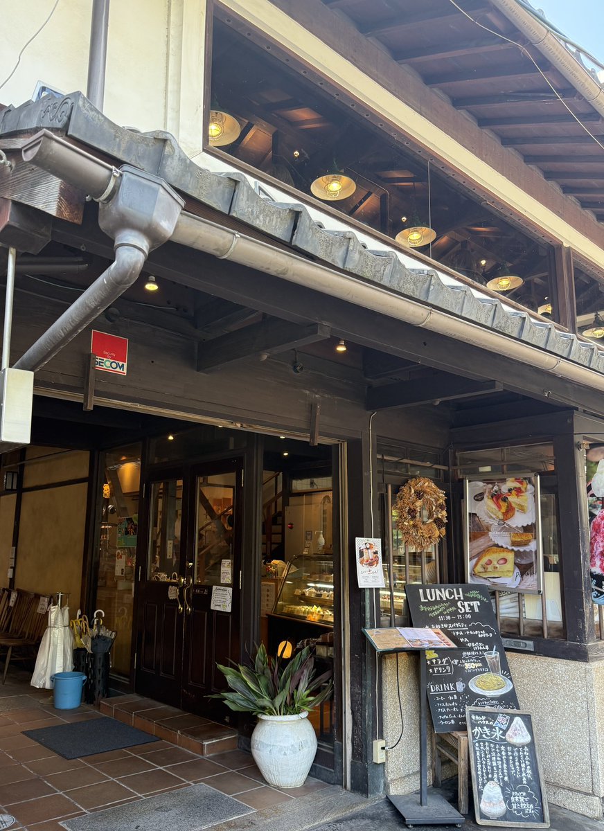Areca2022's tweet photo. #SECONDHOUSE 東洞院店でお茶☕️🥤
京都の古い建物をリノベしたカフェで、横長の窓が印象的。明るくて開放感たっぷり✨
観光地ど真ん中でも、お店を選べば静かで落ち着いた空間、しかも外国人観光客もほとんどいない穴場、まだまだありますね☺️
2ndHouse、学生時代お世話になった店でもあります😊 https://t.co/dIrJ8BxrLa