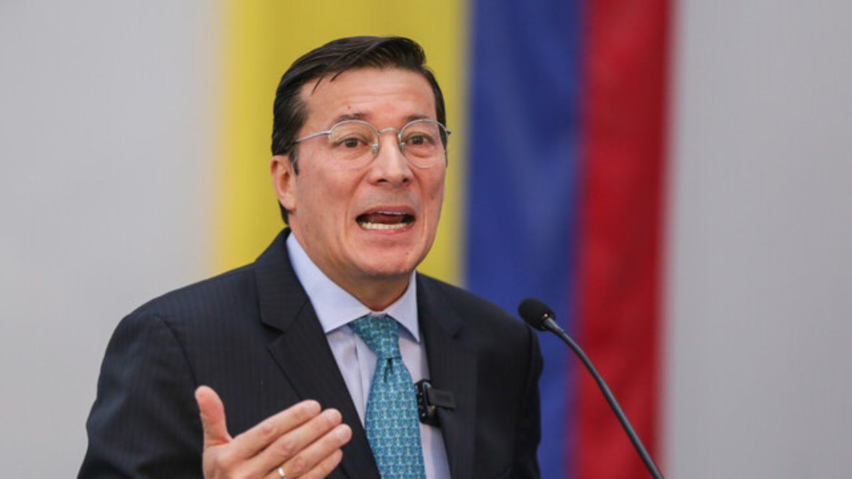 AdrianaVeterin's tweet photo. Cuántos le mandamos un aplauso a este patriota: el registrador Hernán Penagos 👏🙋🏼‍♀️p https://t.co/qjGTxpTms8