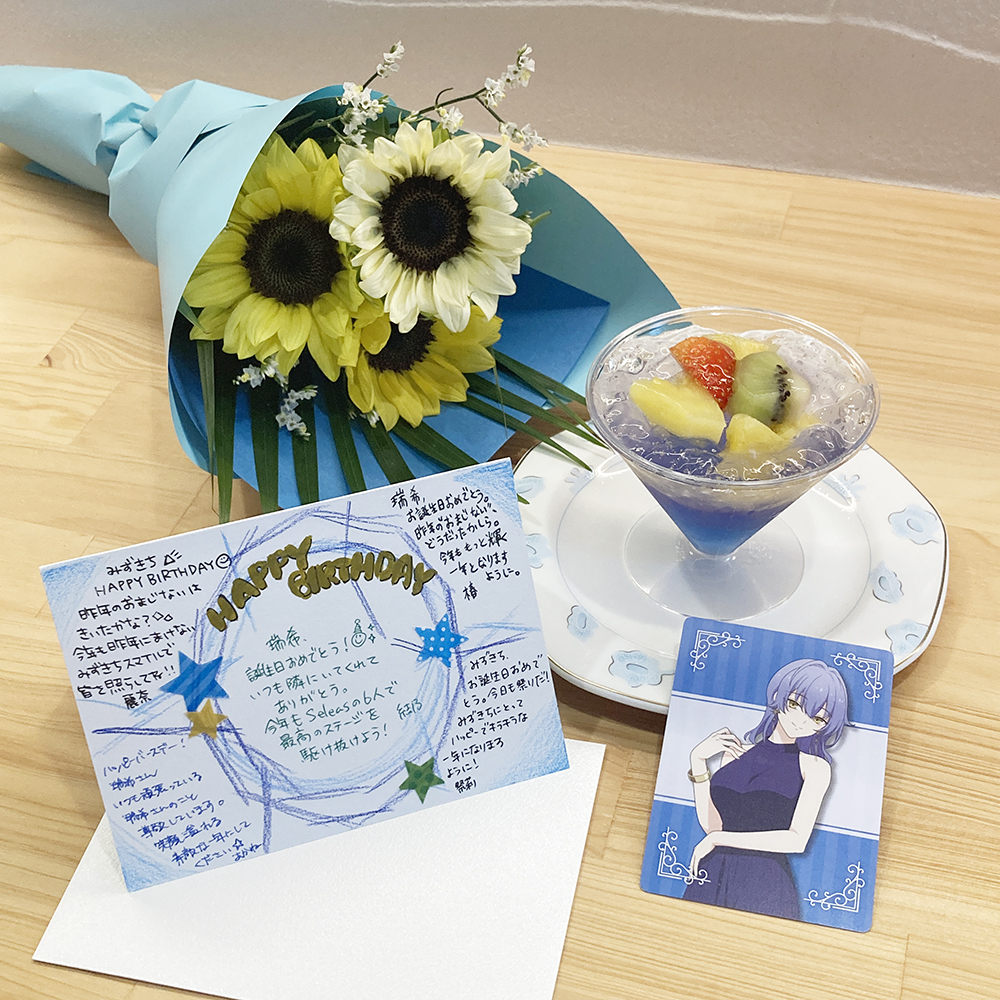 tsukiuta1's tweet image. ☆本日は瑞希誕生日④☆
瑞「それじゃあ今年も、この小さなセレアスを美味しくいただくわね♪」
あ「相変わらず瑞希さんが言うと何か違う意味に聞こえます!」
瑞「あらあらあら、どんな意味なのかしら?」
祭&あ「黙秘(です)!」
麗「こういうのは、ゆのちんに…」
椿「任せたわ」…