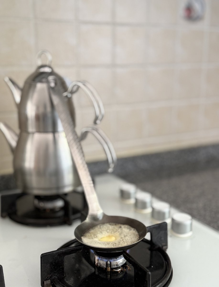 Tencere tava bulaşığı çıkmasın diye hanım tereyağını kepçede kızartıp coss diye çorbanın üstüne döküverdi